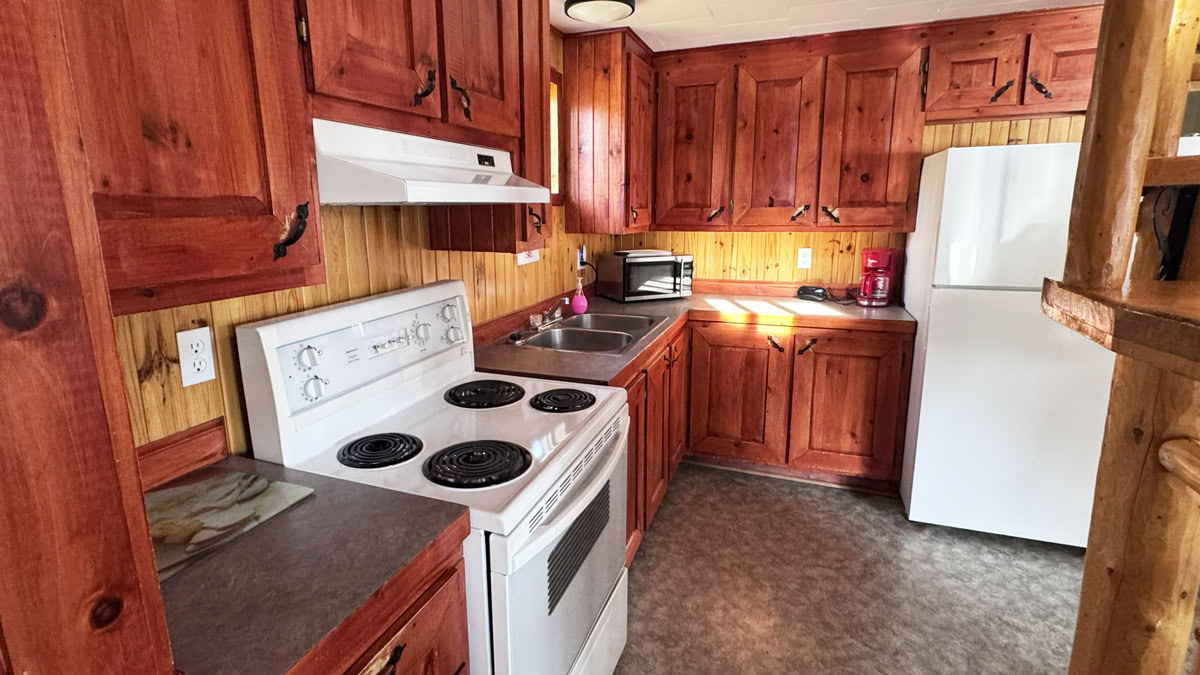 La cuisine du Bouchette #1, avec une cuisinière et un frigo, au rez-de-chaussée