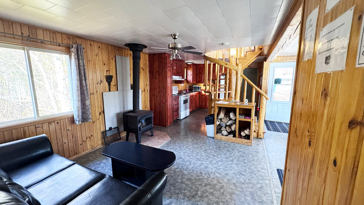 Le salon, foyer et cuisine du chalet le Bouchette #1, au rez-de-chaussée