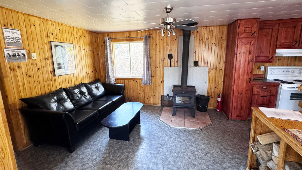 Le salon et foyer du chalet le Bouchette #1, au rez-de-chaussée