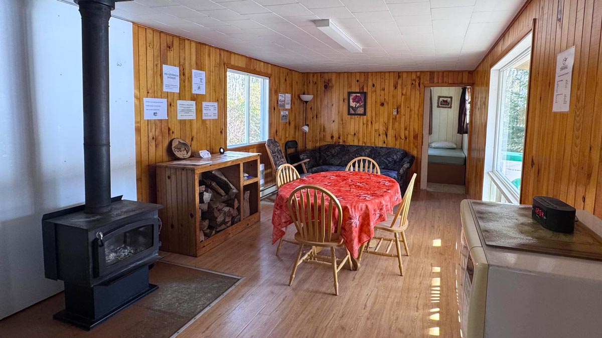 La salle à manger du chalet Bouchette #3, avec la cuisine et un foyer