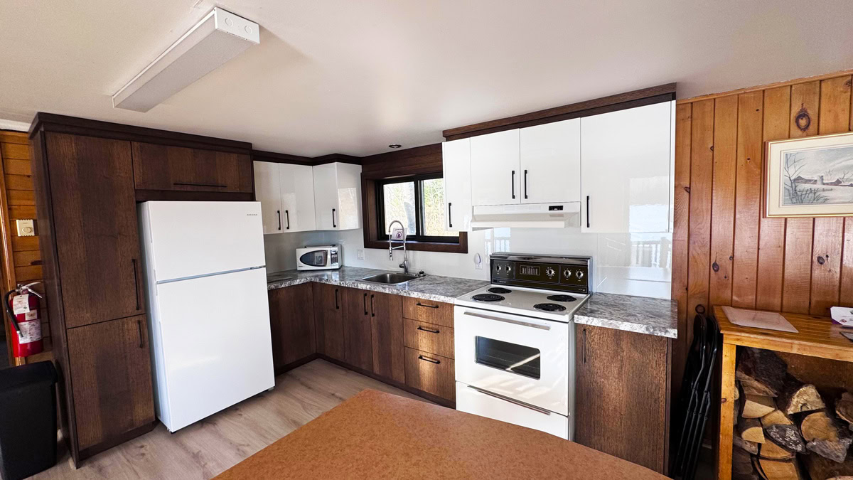 La cuisine du Bouchette #5, avec un frigo et cuisinière