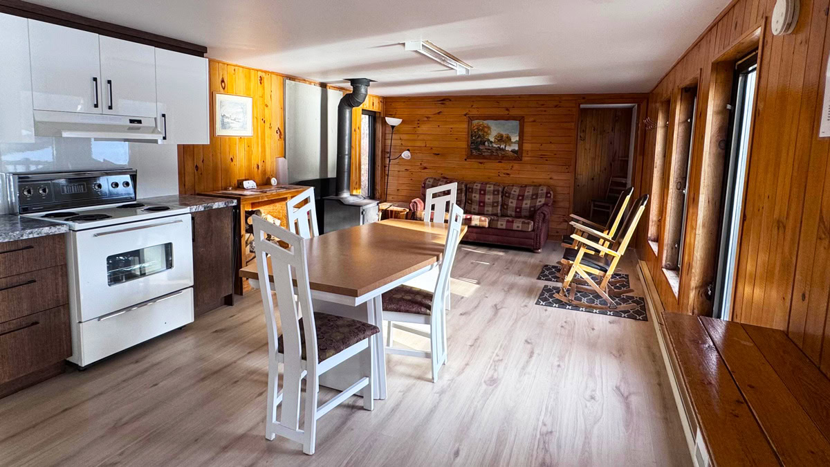 La salle à manger du Bouchette #5, avec un four, un foyer et le salon dans le fond