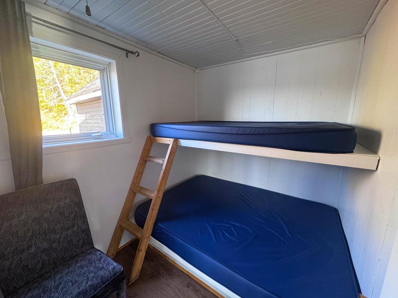 Une chambre du Crépeau #1, avec un lit superposé et une échelle