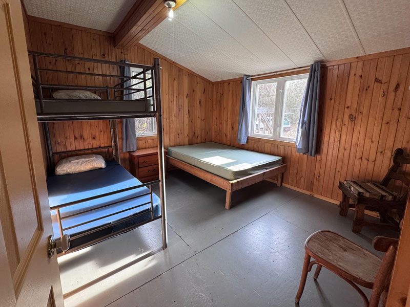 Une chambre du Grand Canard, avec un lit superposé et un lit simple