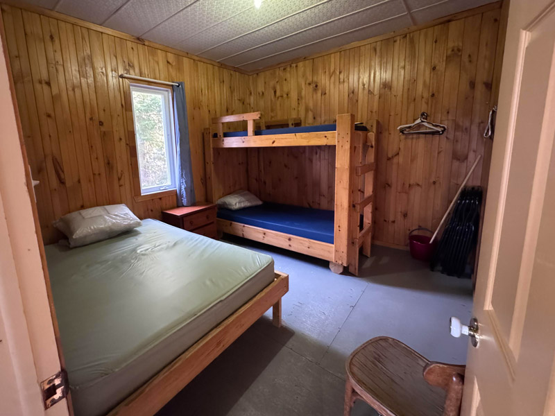 Une autre chambre du Grand Canard, aussi avec un lit superposé et un lit simple