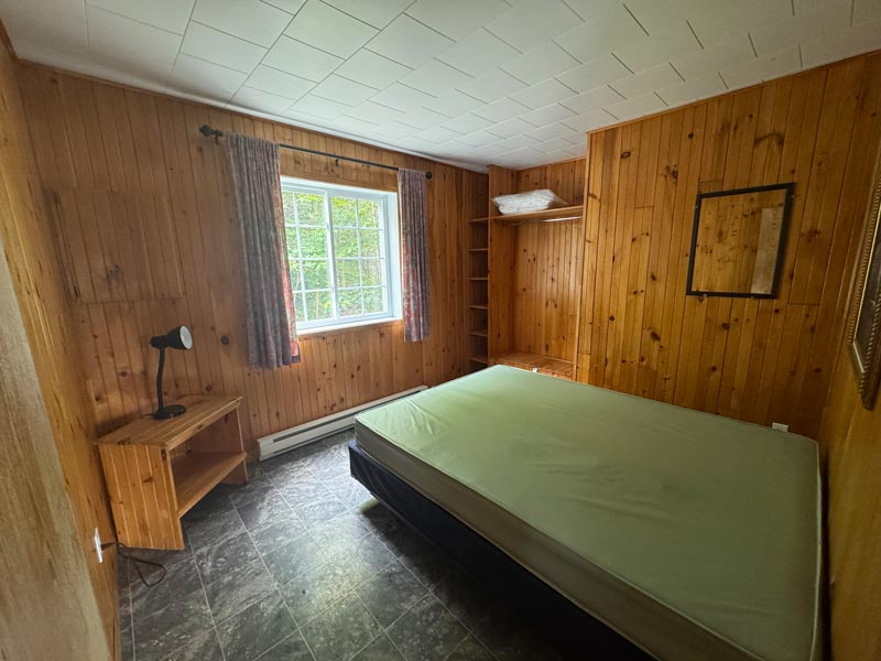 Une chambre d'un des Jobin #3 à 10, avec un lit double