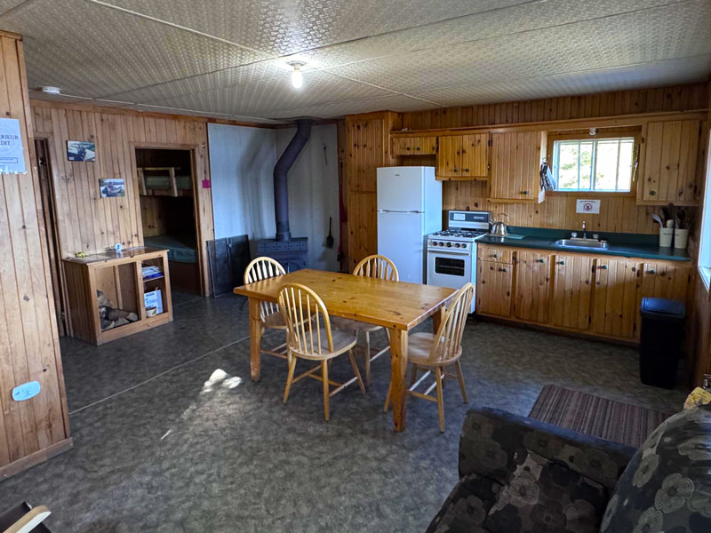 La salle à manger du Nick, avec une chambre en arrière-plan