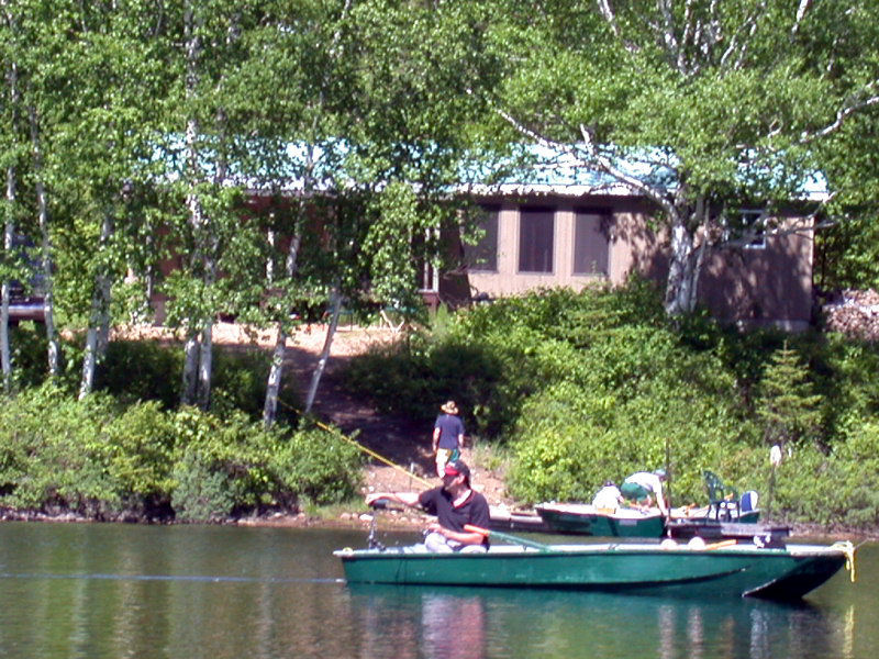 Le chalet Bouchette #5, vu de l'extérieur, depuis le lac