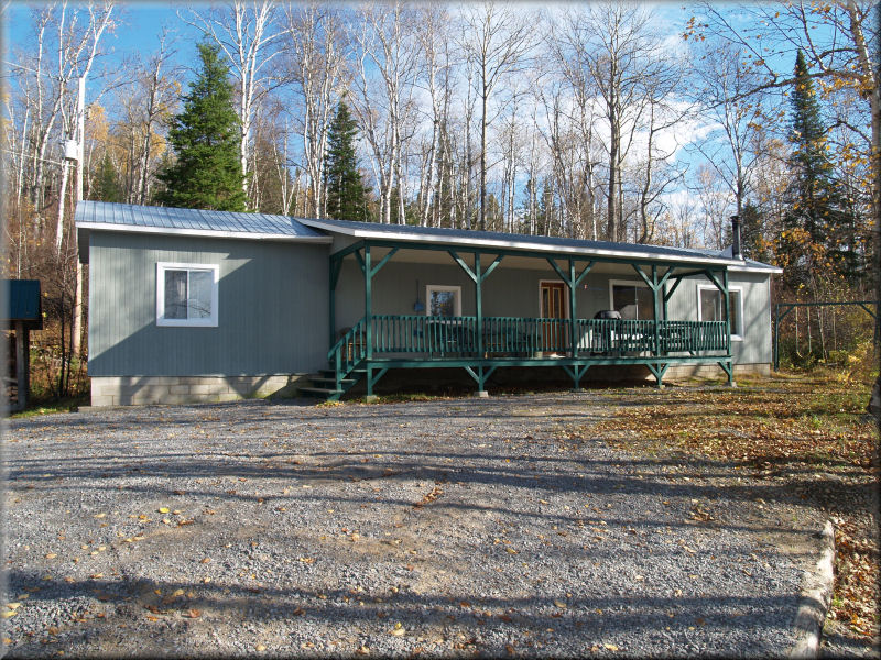 Le chalet Bouchette #6, vu de l'extérieur, depuis un stationnement
