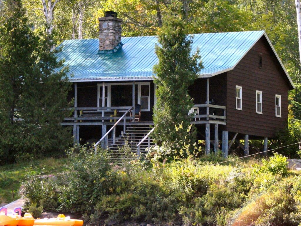 Le chalet Bouleau #1, vu de l'extérieur, depuis le lac