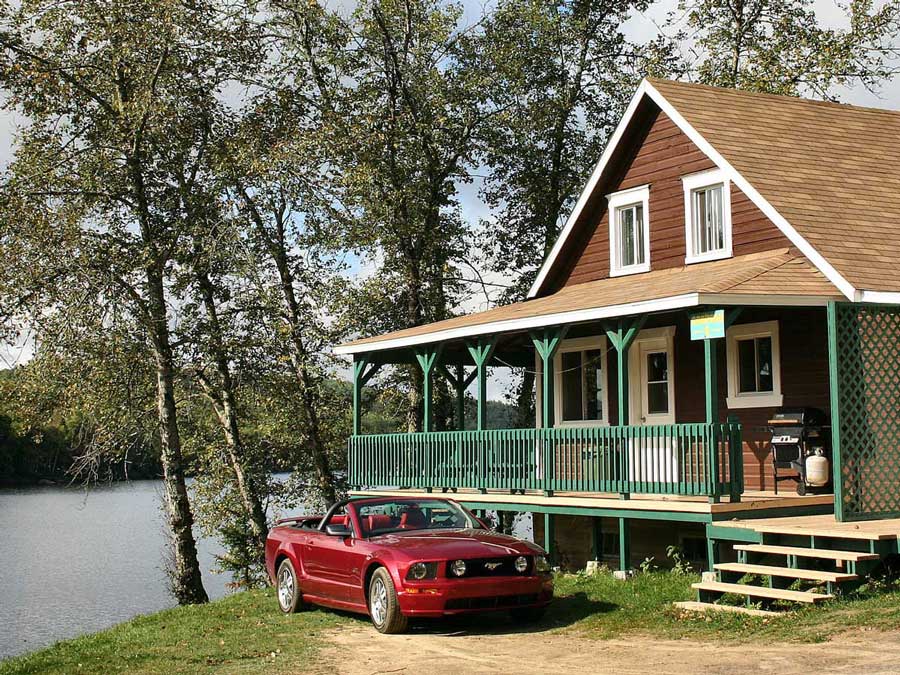 Le chalet Crépeau #1, vu de l'extérieur, avec un lac à côté