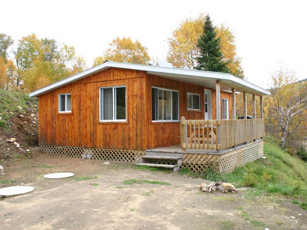 Le chalet Crépeau #3, vu depuis l'extérieur, avec des couleurs différentes