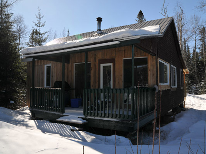 Le chalet Grand Canard, vu de l'extérieur, en hiver