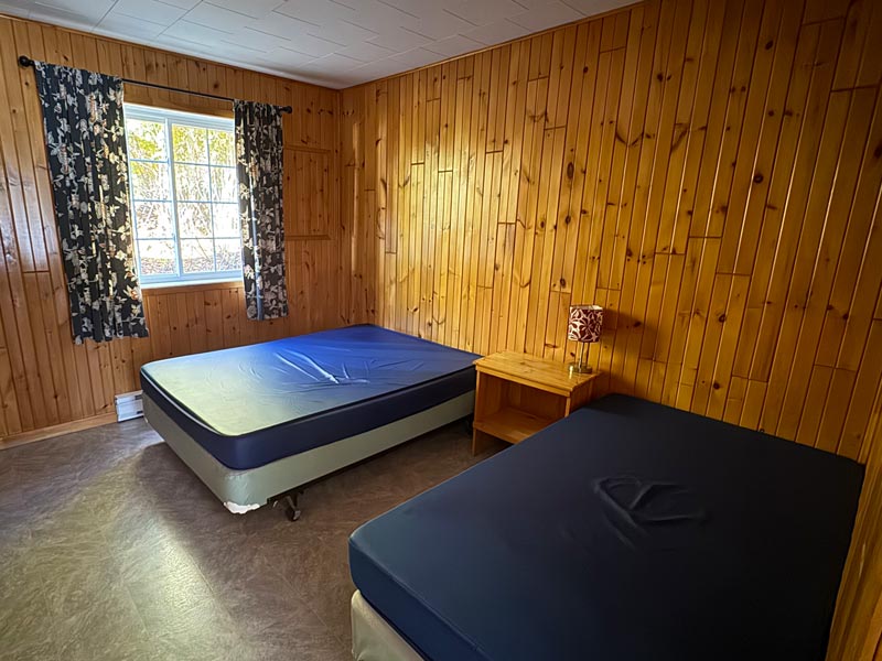 La chambre avec 1 lit simple et un lit double d'un des Jobin #11 à14, vu d'un autre angle