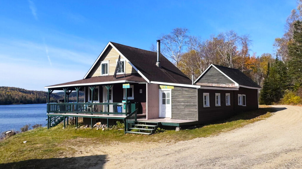 Le chalet Crépeau #1, vu de l'extérieur, avec un lac à côté