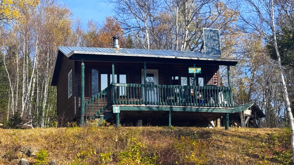 Une vue extérieure du Chalet Crépeau #2, vu depuis le bas