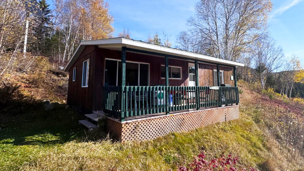 Le chalet Crépeau #3, vu depuis l'extérieur, avec des couleurs différentes
