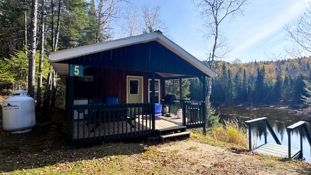 Le chalet le Crépeau #5, vue de devant, avec le lac en arrière-plan
