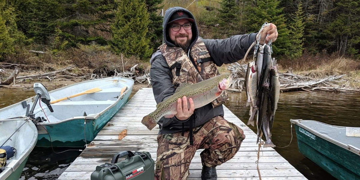 Le résultat d’une pêche en embarcation à rames à la Pourvoirie Trudeau, avec une truite arc-en-ciel